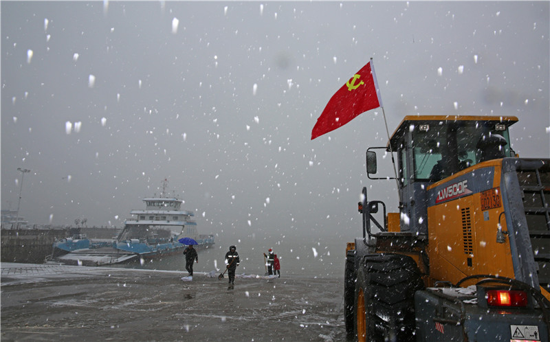 90分鐘清掃沖洗確保雪落無痕，鎮(zhèn)揚汽渡打通“南北交通“顯擔(dān)當(dāng)(圖1)