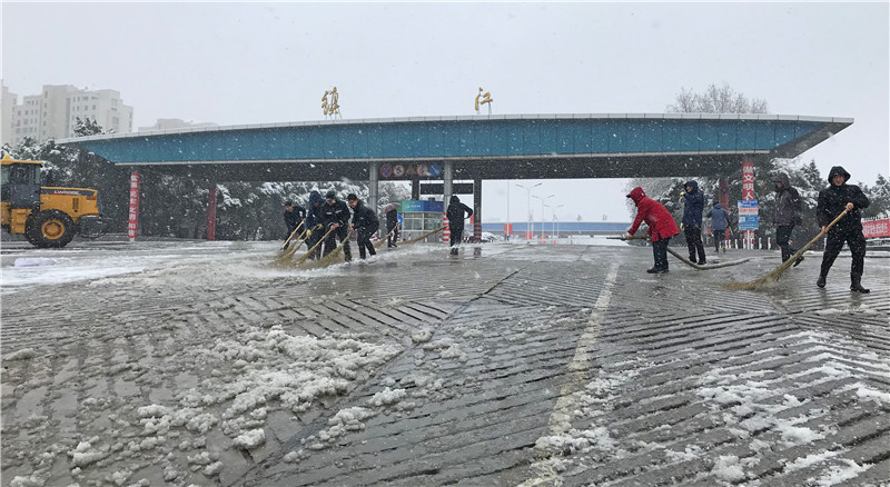 90分鐘清掃沖洗確保雪落無痕，鎮(zhèn)揚汽渡打通“南北交通“顯擔(dān)當(dāng)(圖2)