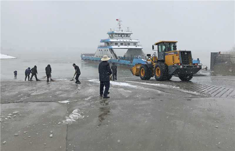 90分鐘清掃沖洗確保雪落無痕，鎮(zhèn)揚汽渡打通“南北交通“顯擔(dān)當(dāng)(圖3)