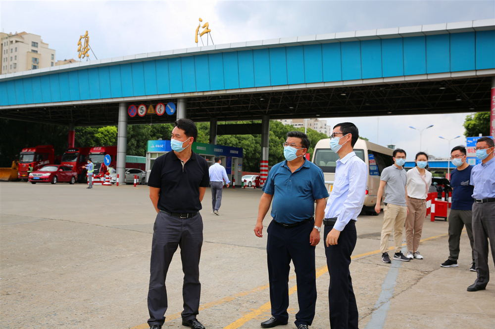 鎮(zhèn)江市副市長胡宗元一行赴鎮(zhèn)揚汽渡檢查指導(dǎo)疫情防控及防汛防臺工作(圖1)